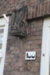 909256 Afbeelding van een gebeeldhouwd ornament van Hildo Krop aan de gevel van het huis Jan van Scorelstraat 100 te ...